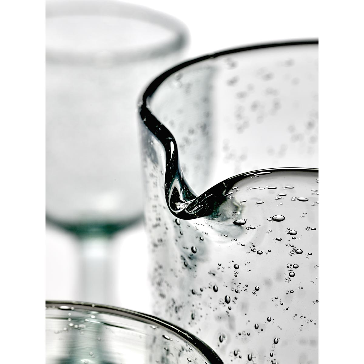 Transparent, las jarras de agua de cristal arrugado por Andreas